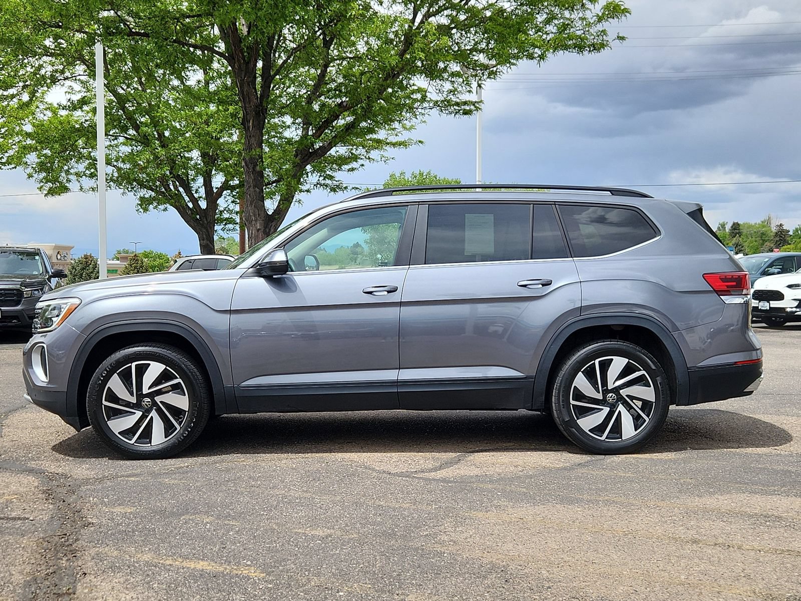 Used 2024 Volkswagen Atlas SE AWD/4WD image 2