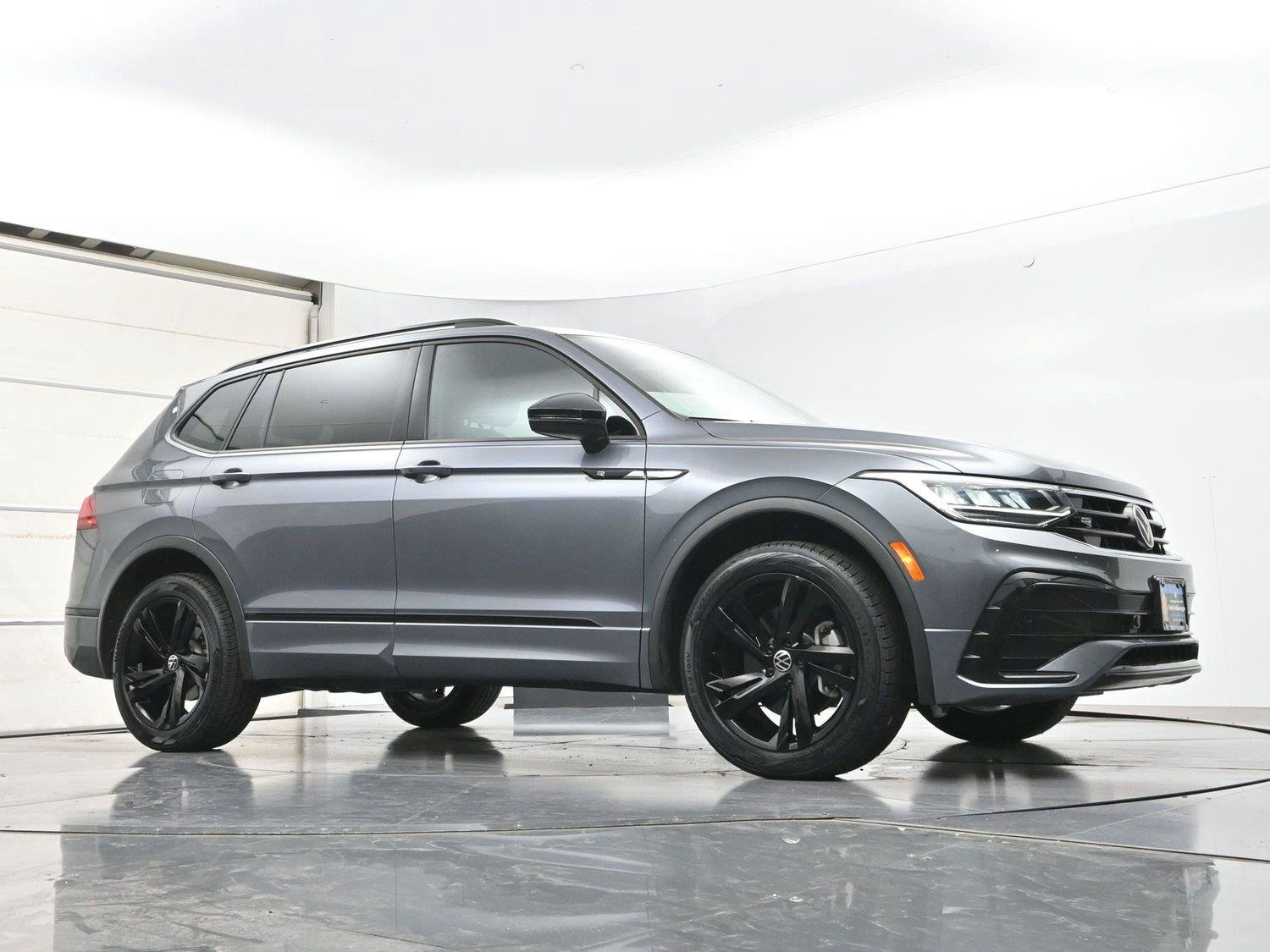 Certified 2023 Volkswagen Tiguan SE R-Line AWD/4WD image 30