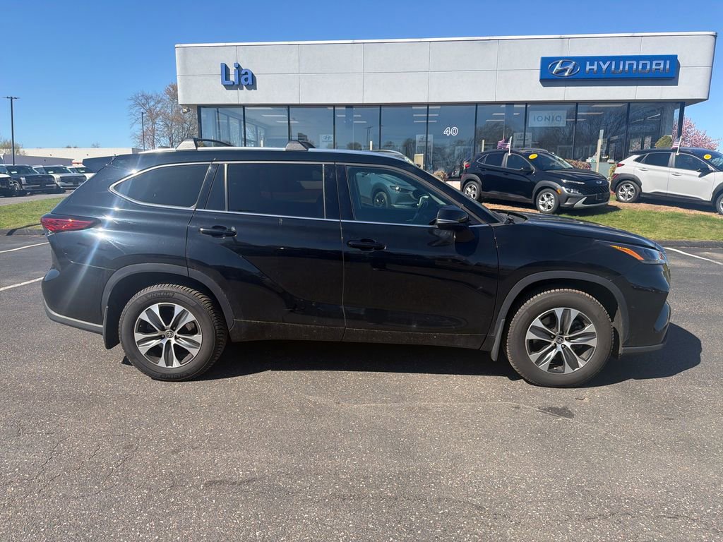 Used 2021 Toyota Highlander XLE AWD/4WD image 2