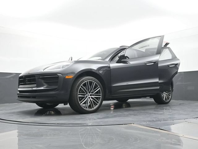 Certified 2025 Porsche Macan AWD/4WD image 29