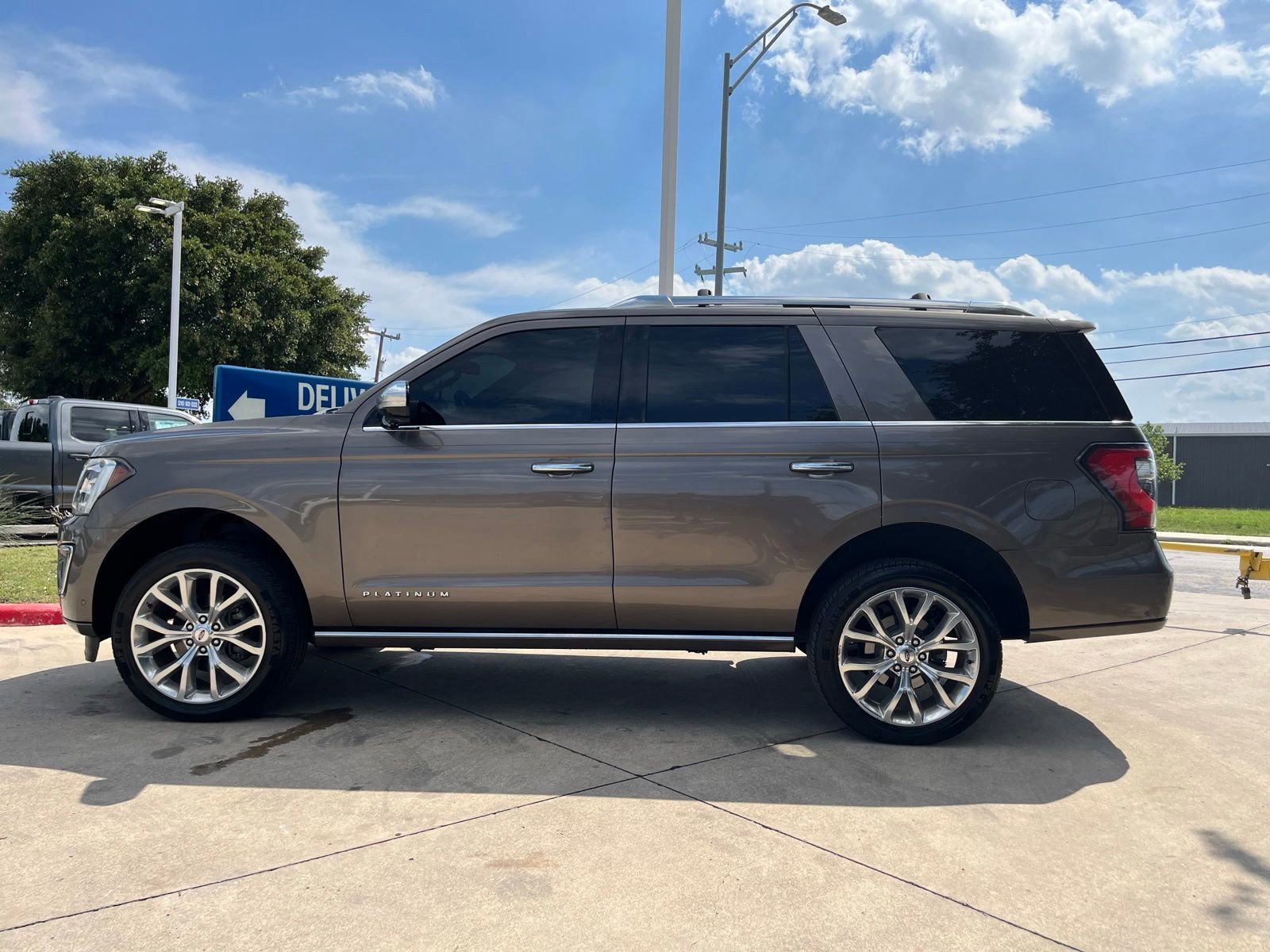 Used 2019 Ford Expedition Platinum RWD image 3