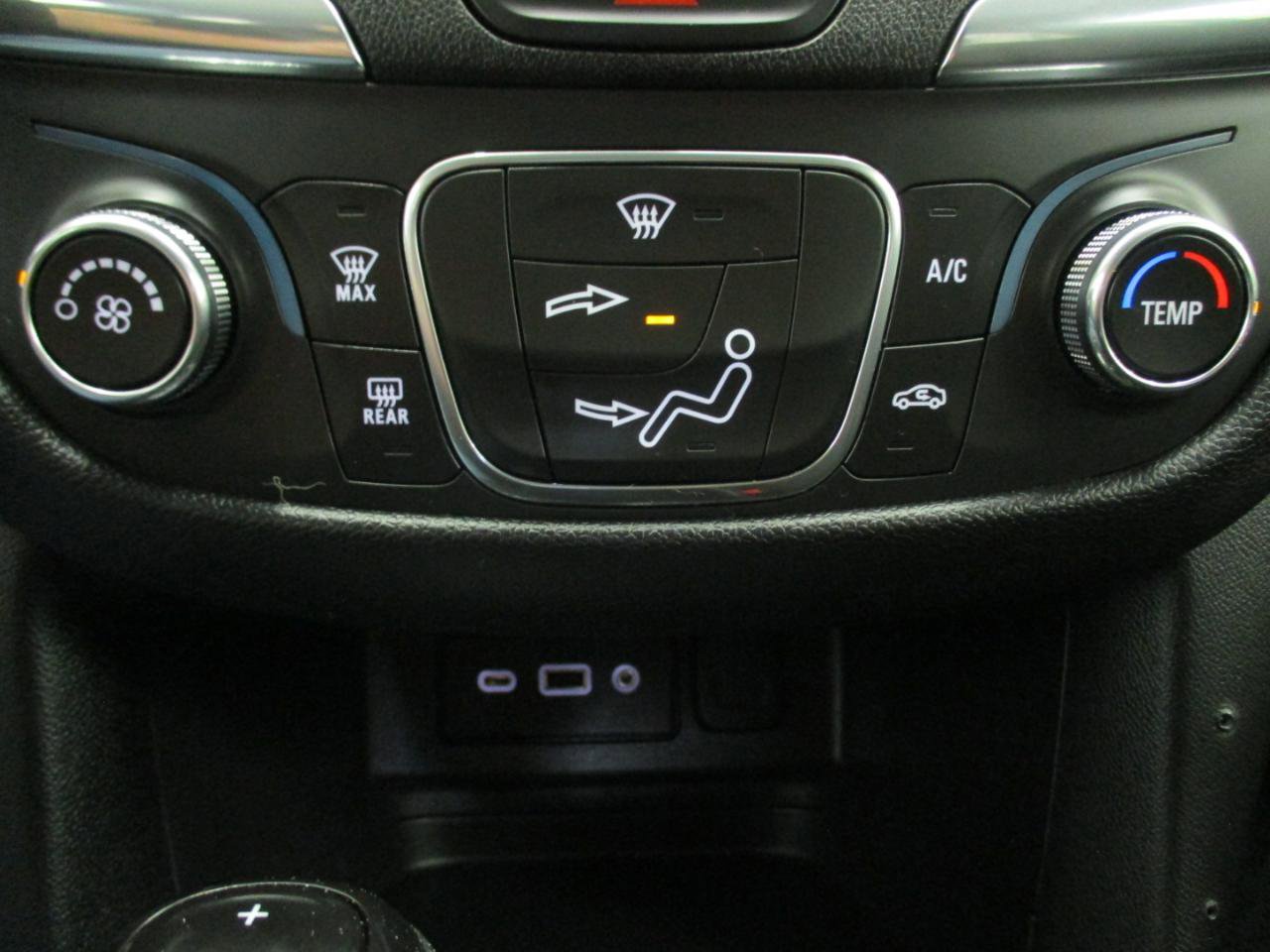 Used 2020 Chevrolet Equinox LT image 22