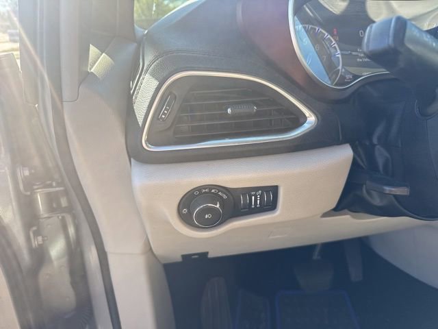 Used 2020 Chrysler Pacifica Limited image 15