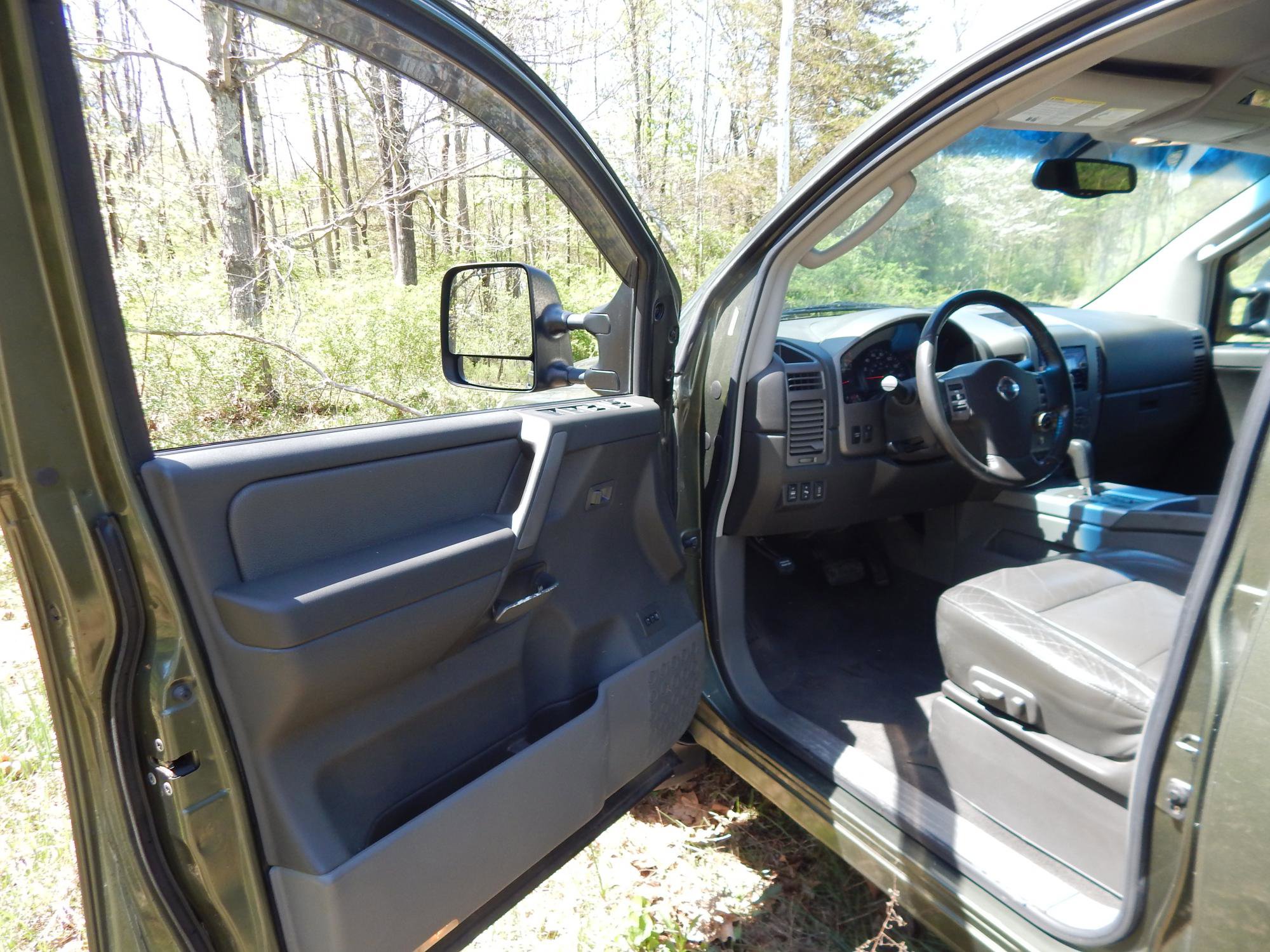 Used 2005 Nissan Titan LE w/ (T01) Tow Pkg AWD/4WD image 12
