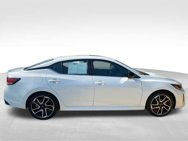 Used 2025 Nissan Sentra SR w/ SR Premium Package image 9