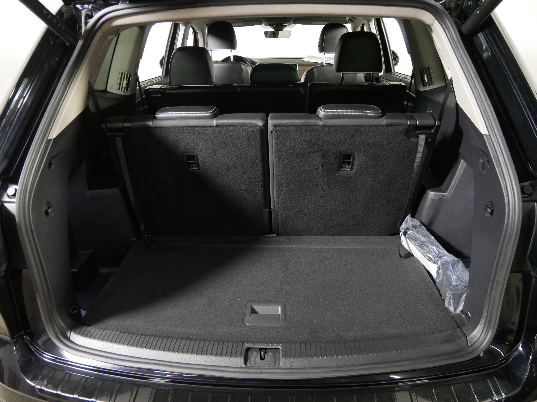 Certified 2024 Volkswagen Atlas SEL Premium R-Line image 18