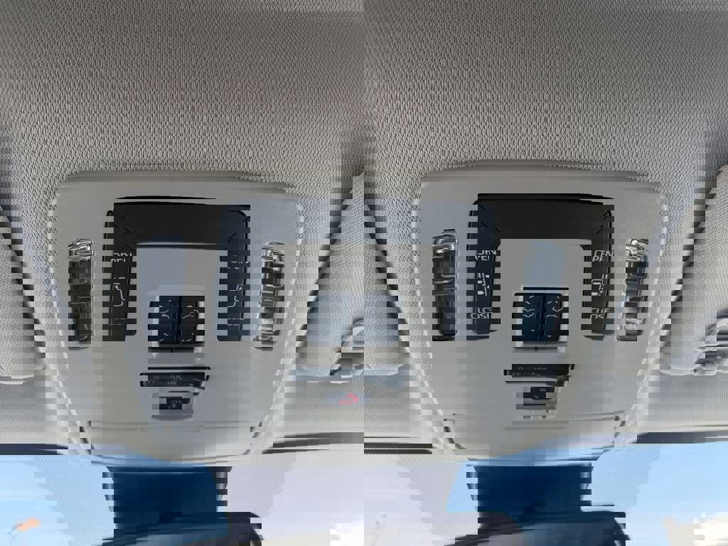 Used 2025 Toyota Sienna LE w/ LE Plus Package image 28