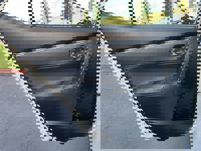 Used 2018 Toyota Corolla XLE w/ Carpet Mat Package (TMS) FWD image 31