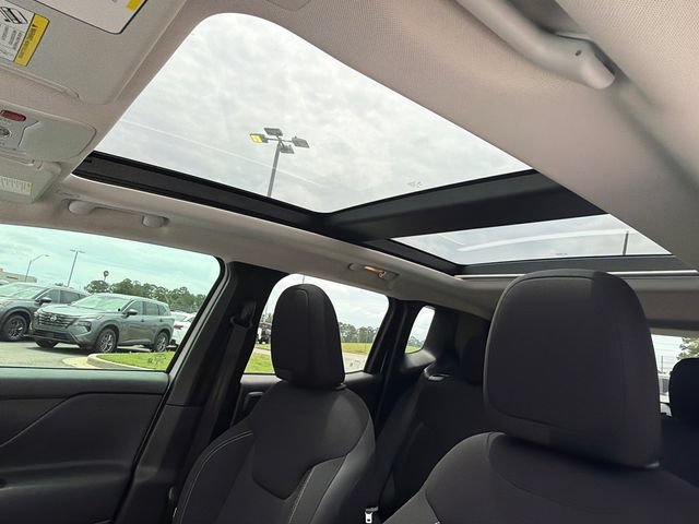 Used 2023 Jeep Renegade Latitude w/ Sun/Sound Group AWD/4WD image 31
