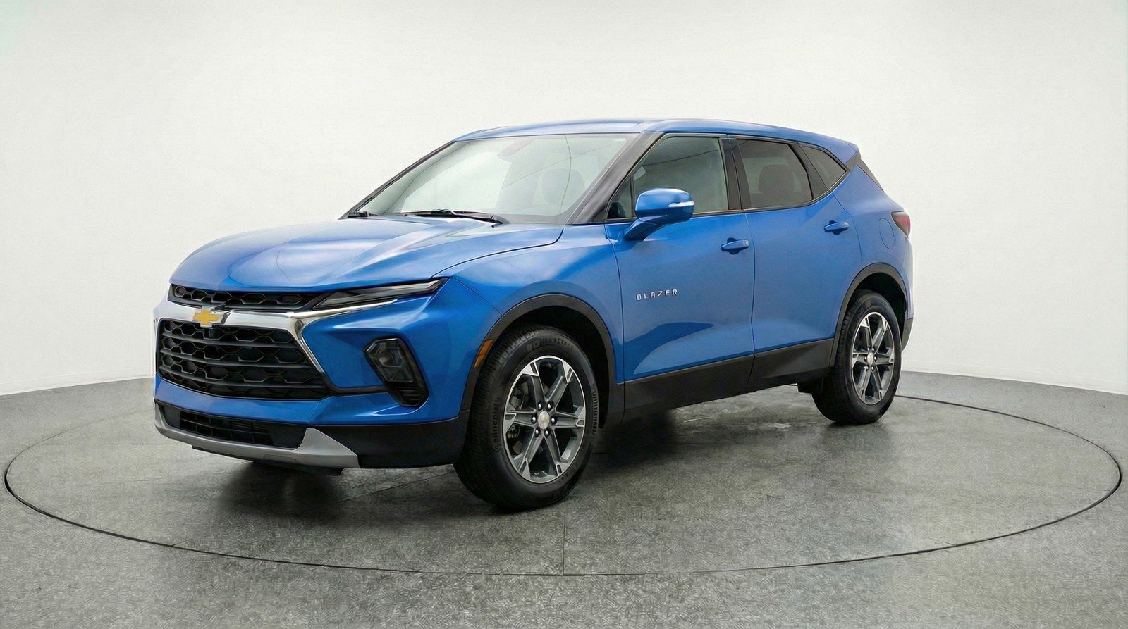 Used 2025 Chevrolet Blazer LT image 3