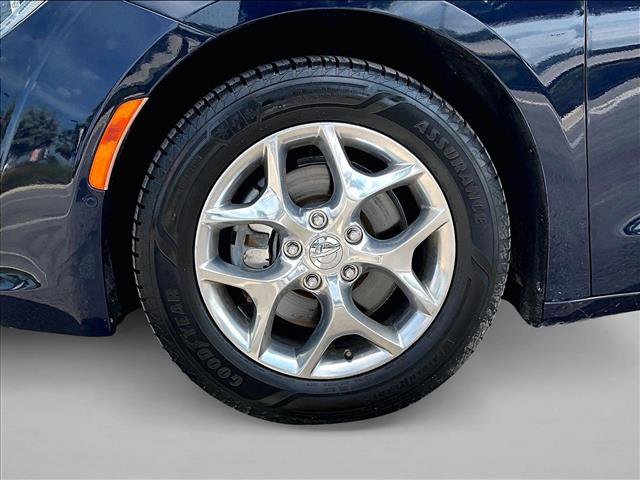 Used 2018 Chrysler Pacifica Limited w/ Advanced Safetytec Group FWD image 10