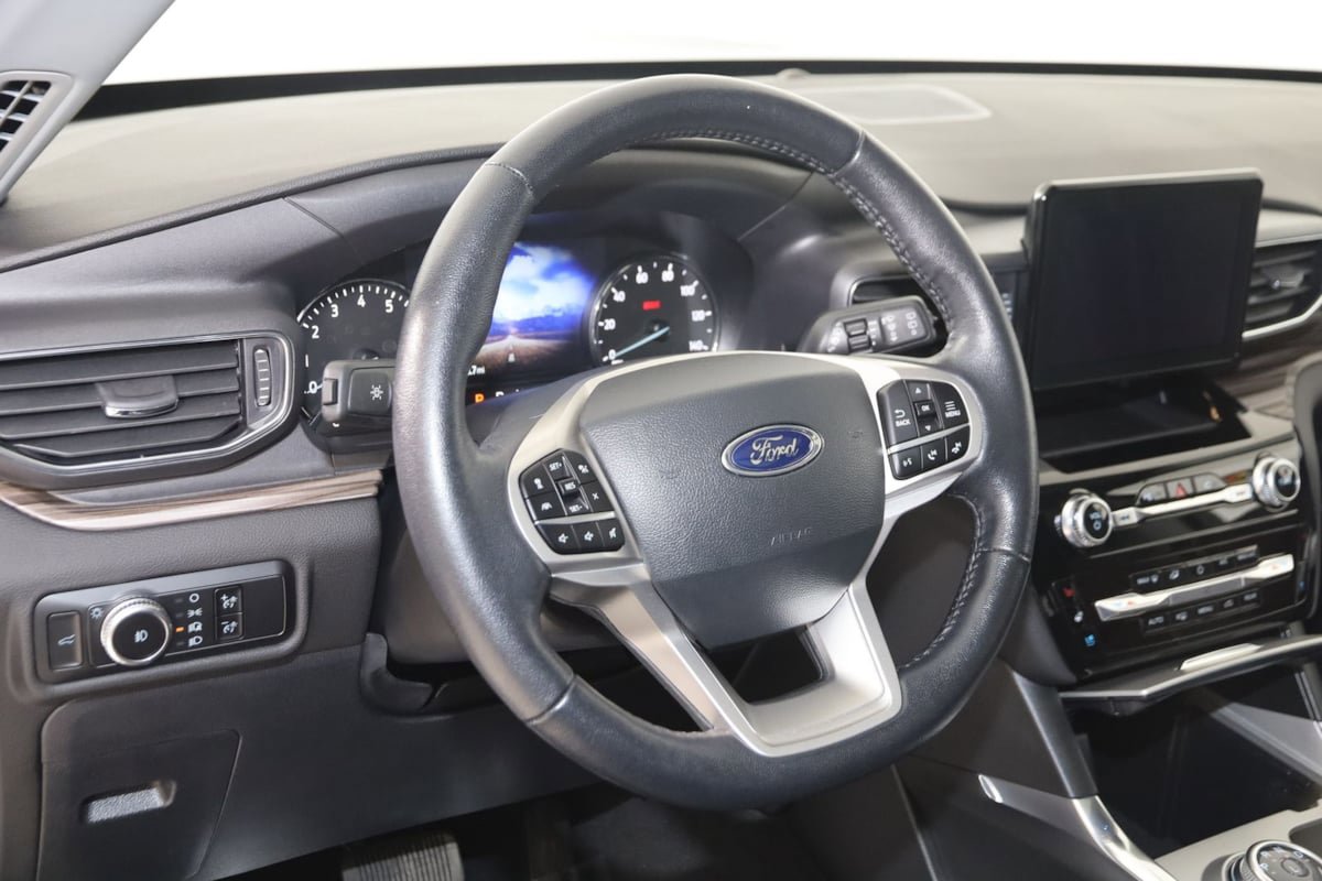 Used 2023 Ford Explorer Limited w/ Equipment Group 301A AWD/4WD image 6