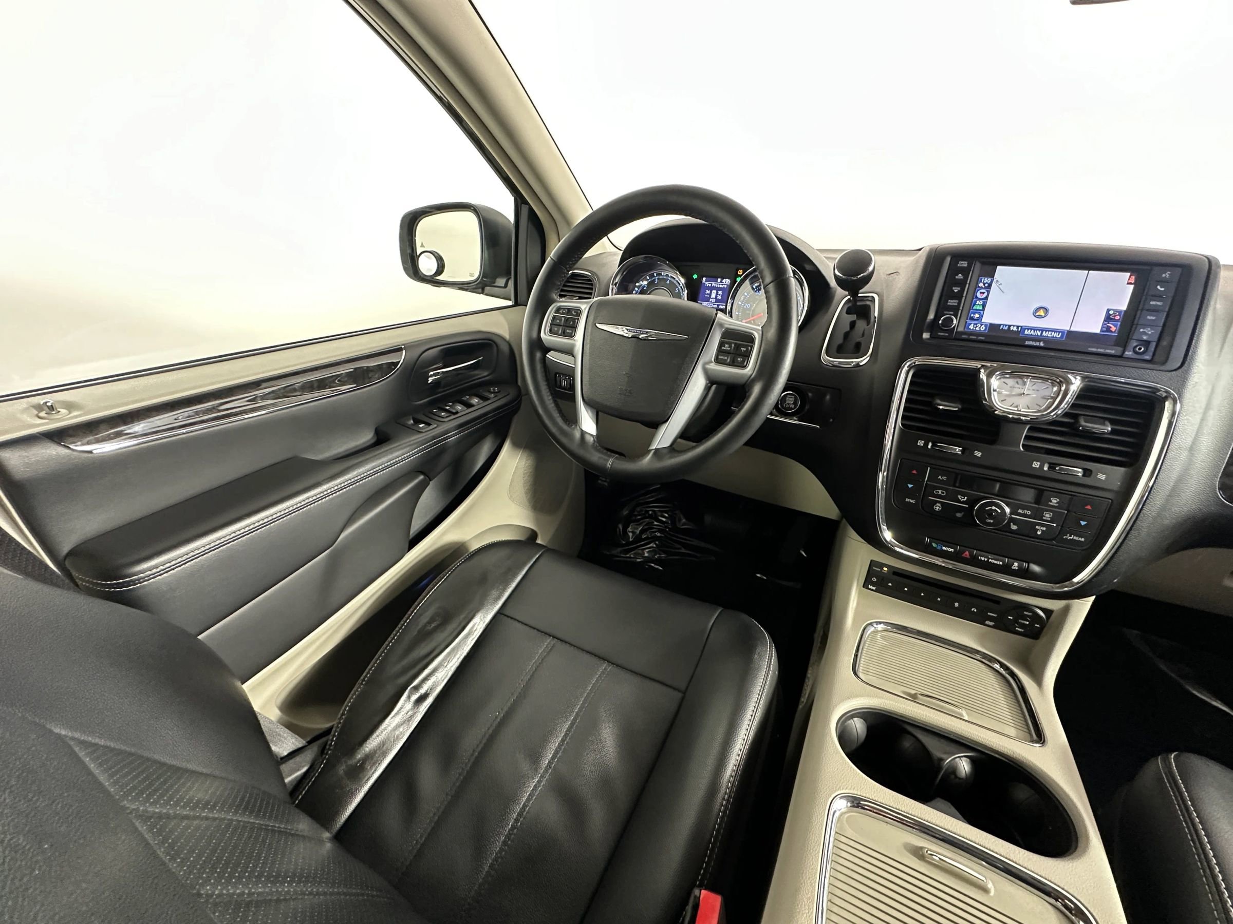 Used 2012 Chrysler Town & Country Touring-L w/ Premium Group FWD image 33