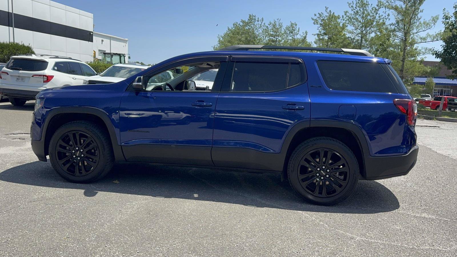 Used 2023 GMC Acadia SLE w/ Driver Convenience Package FWD image 4