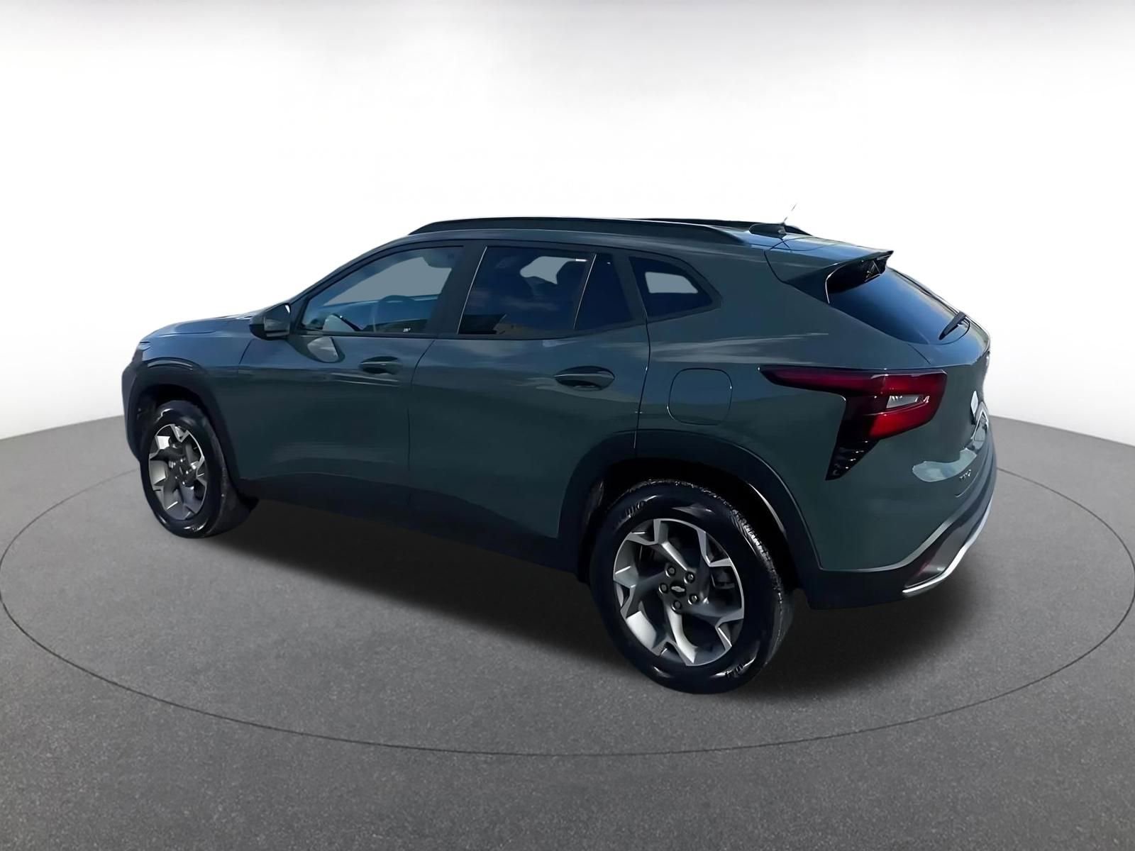 Used 2025 Chevrolet Trax LT w/ LT Convenience Package image 10