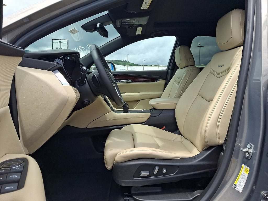 Used 2017 Cadillac XT5 Luxury w/ Driver Awareness Package AWD/4WD image 13