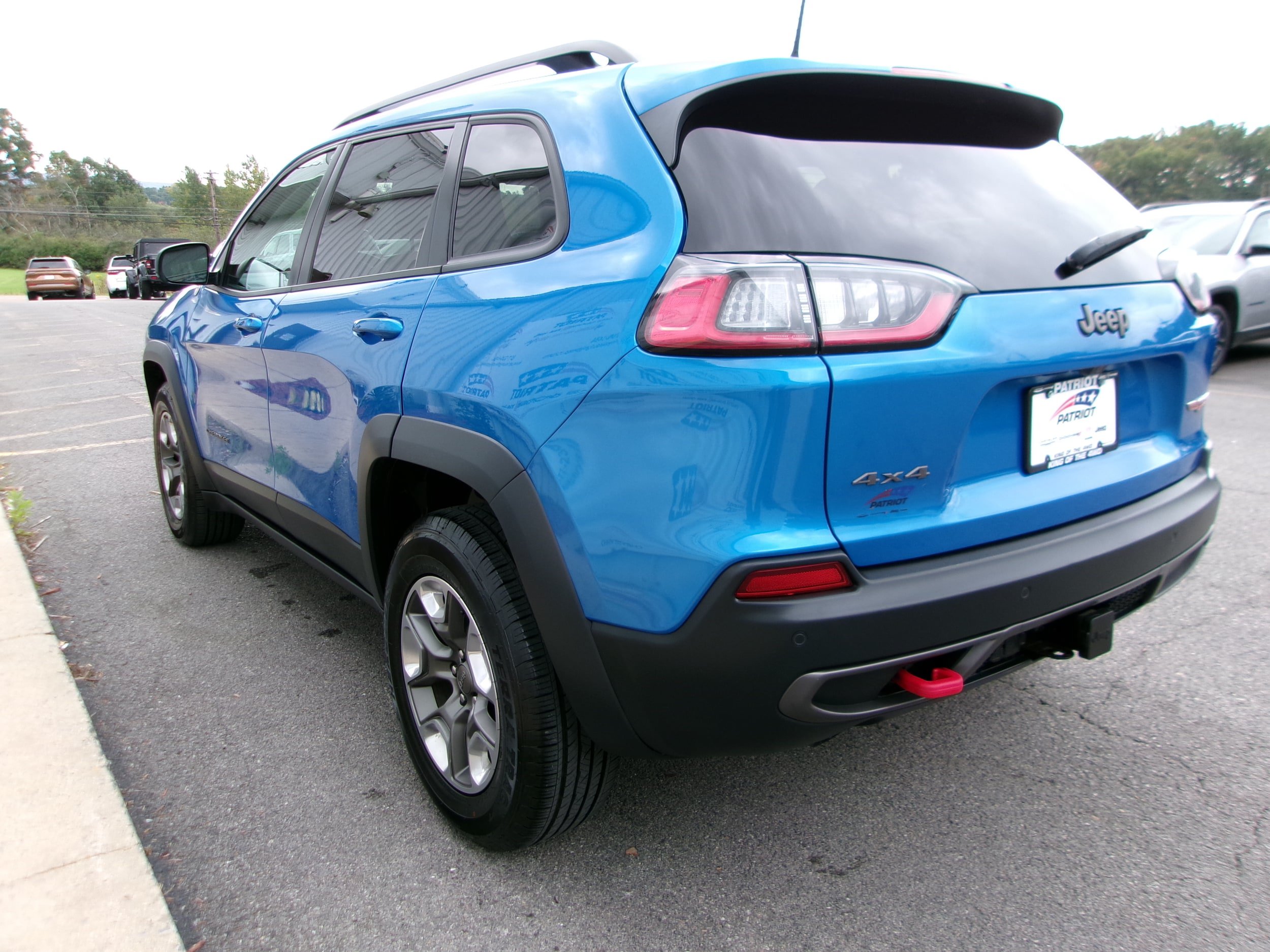 Used 2019 Jeep Cherokee Trailhawk w/ Comfort/Convenience Group AWD/4WD image 2