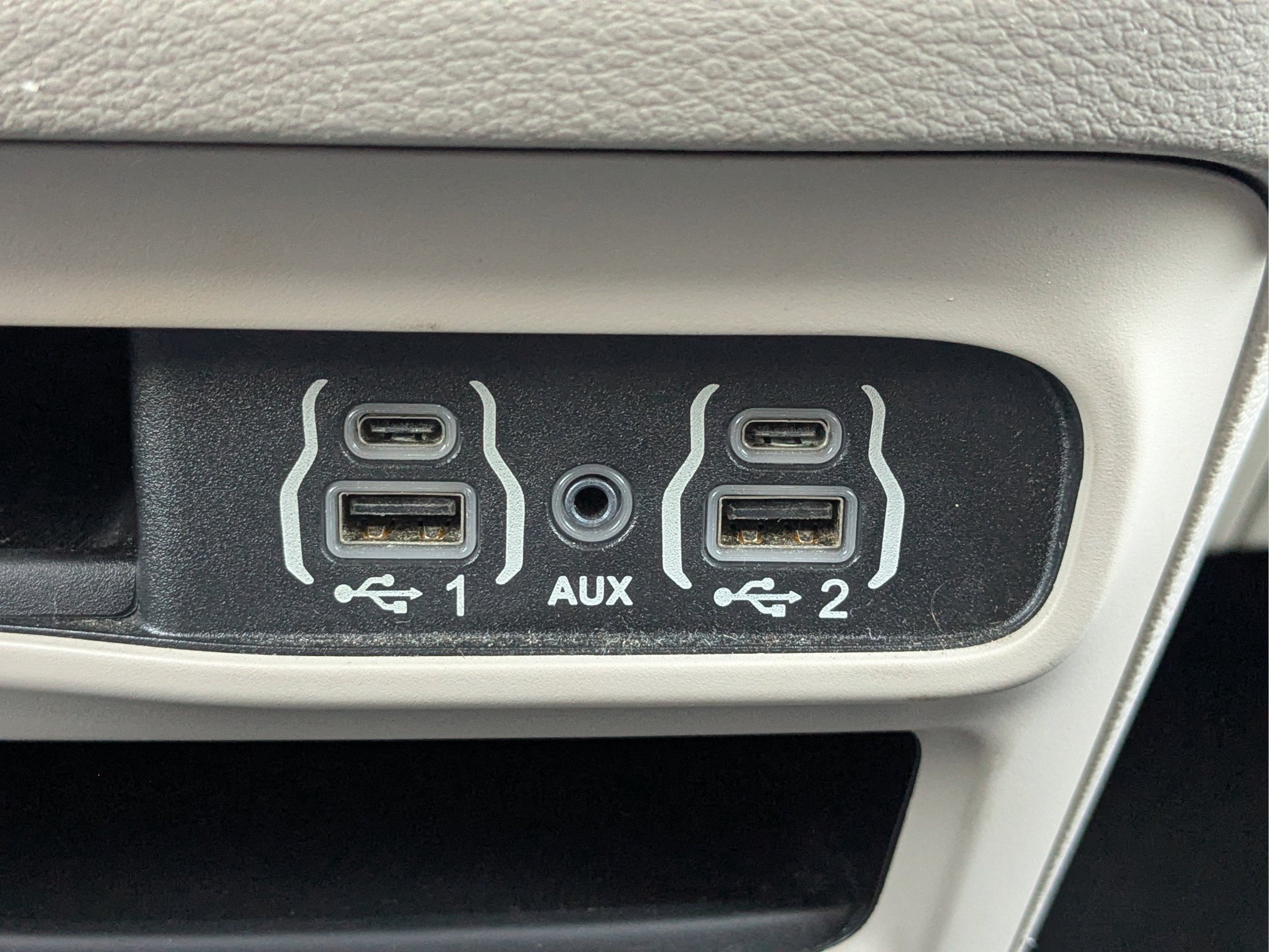 Used 2023 Chrysler Pacifica Touring-L FWD image 27