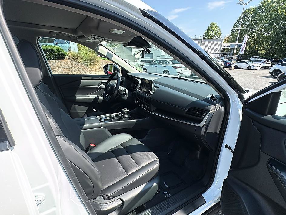 Certified 2026 Nissan Rogue Dark Armor AWD/4WD image 32