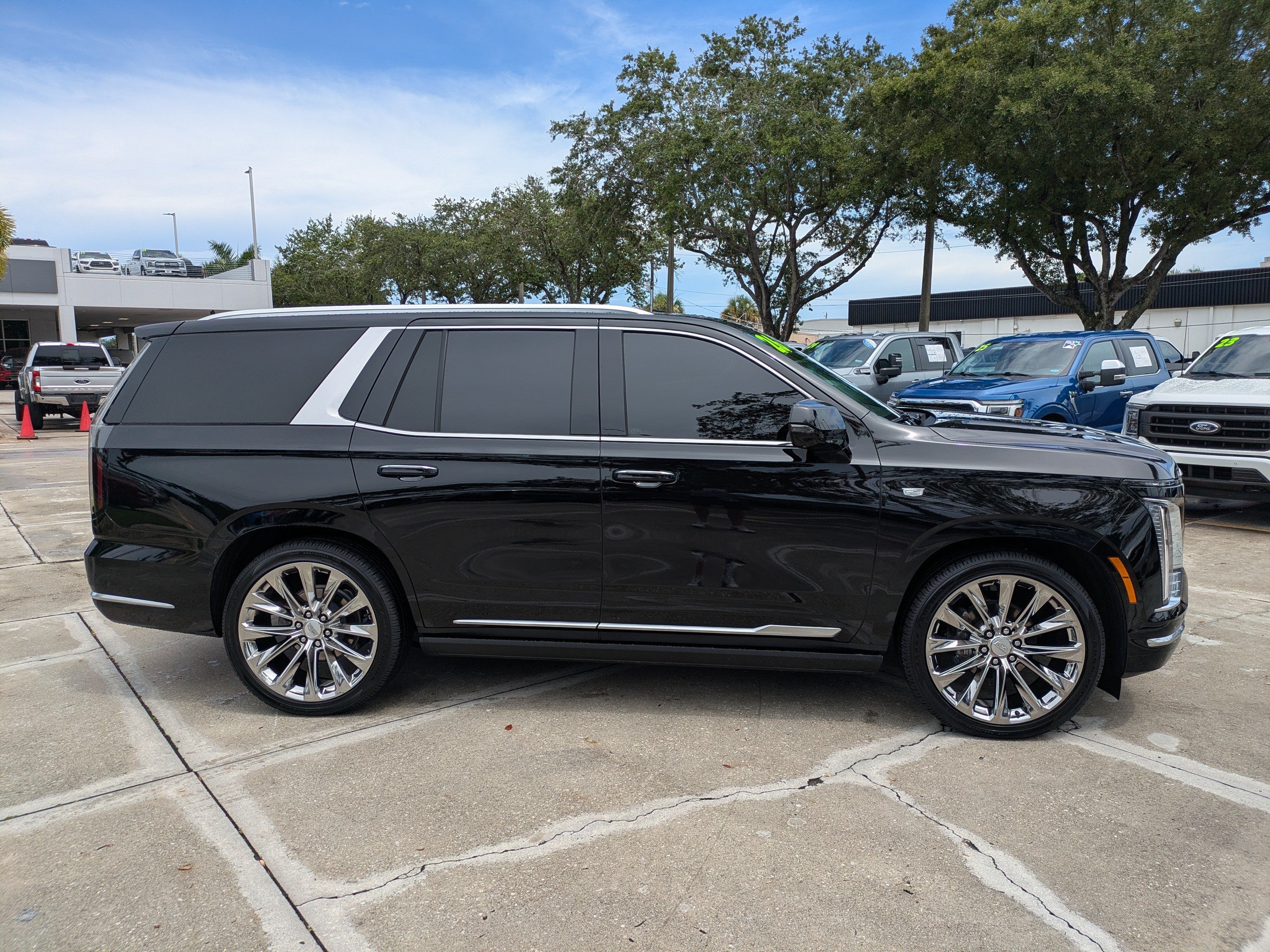 Used 2026 Cadillac Escalade Platinum Luxury w/ LPO, Radiant Package AWD/4WD image 3