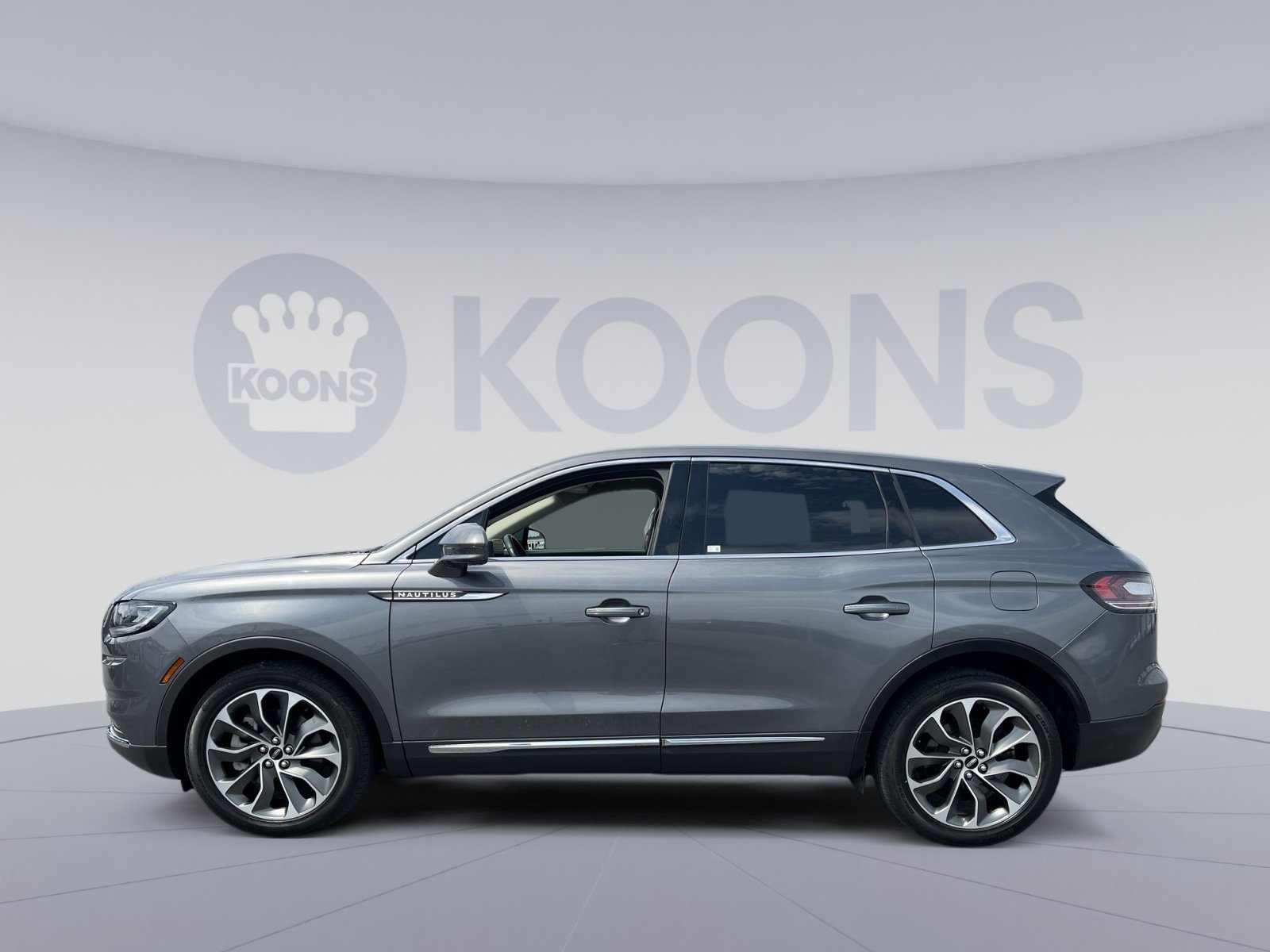Used 2023 Lincoln Nautilus Reserve AWD/4WD image 2