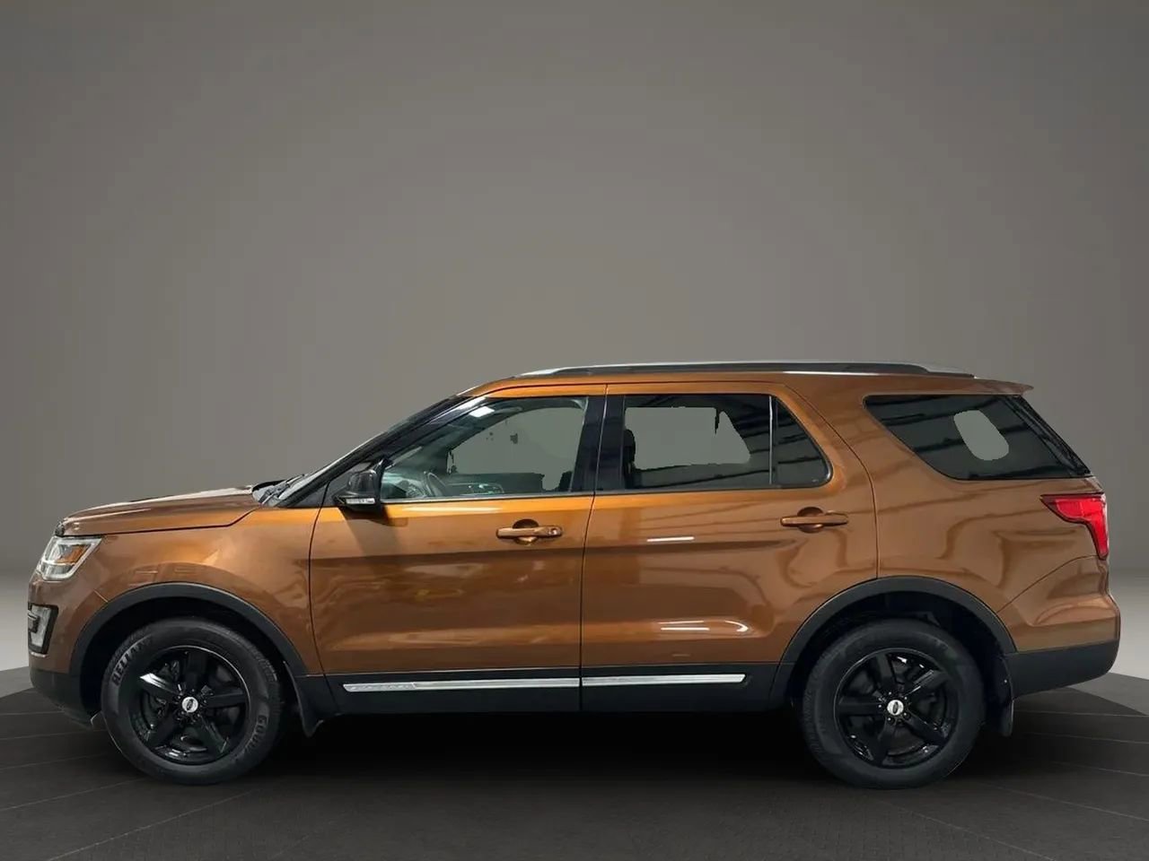 Used 2017 Ford Explorer XLT image 2