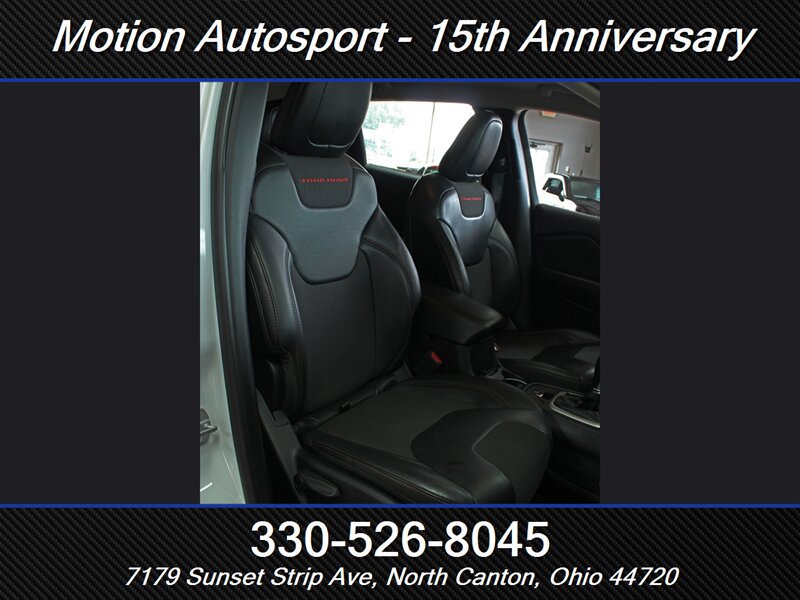 Used 2017 Jeep Cherokee Trailhawk AWD/4WD image 28