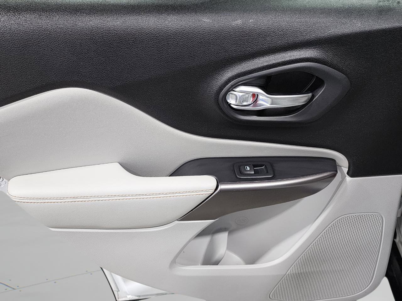 Used 2019 Jeep Cherokee Limited AWD/4WD image 27