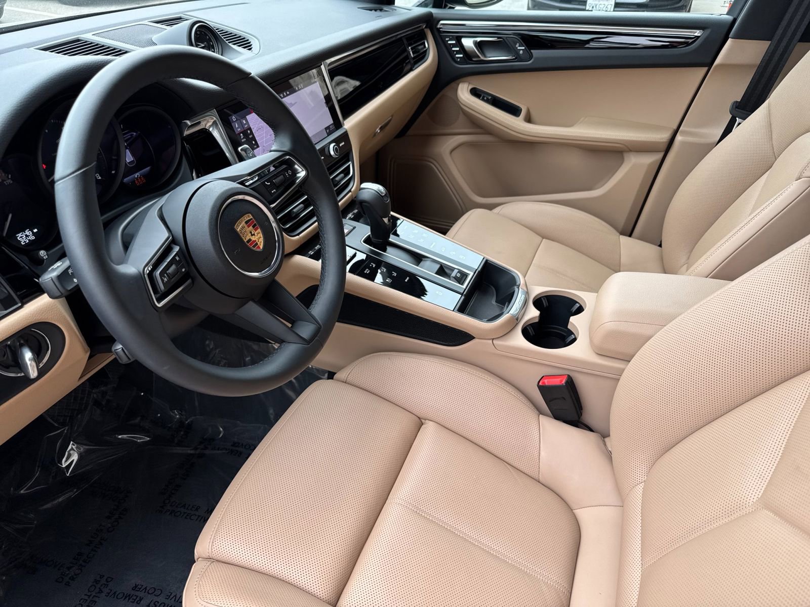 Certified 2025 Porsche Macan image 4