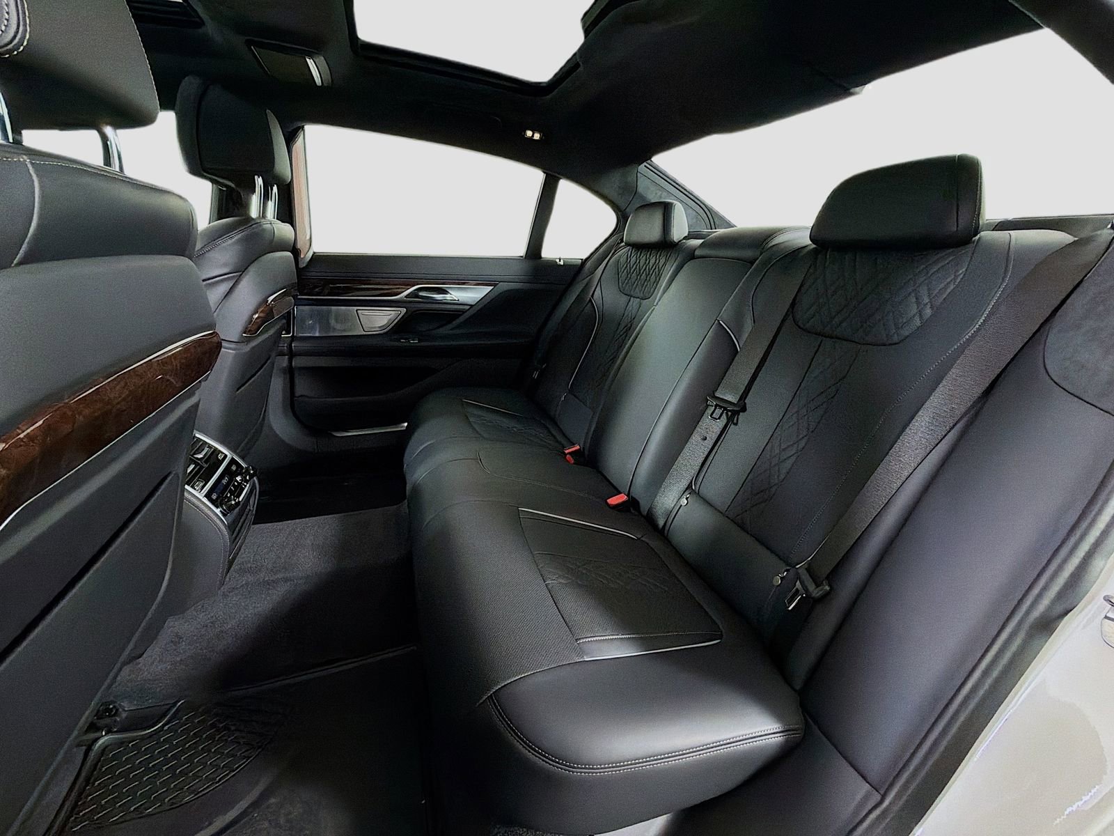 Used 2022 BMW 750i xDrive w/ Executive Package image 25