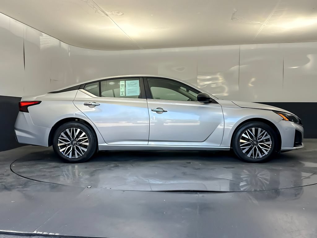 Used 2024 Nissan Altima 2.5 SV FWD image 2