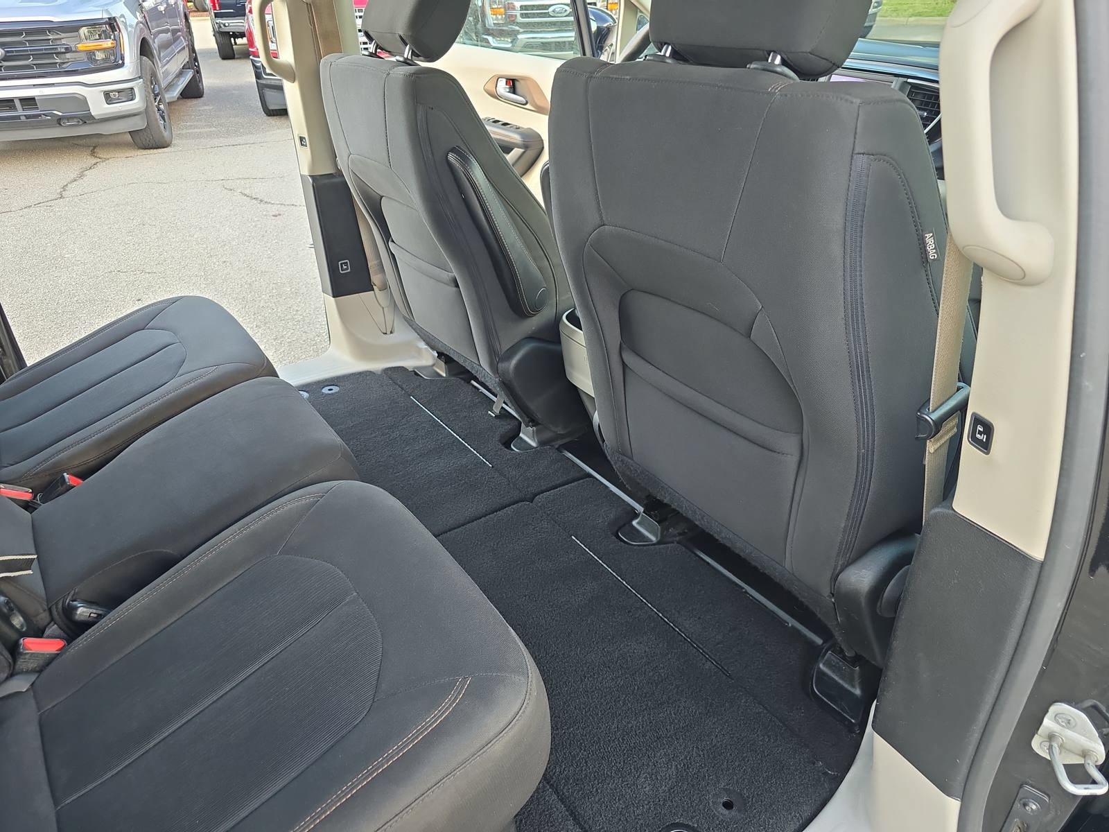 Used 2018 Chrysler Pacifica Touring Plus w/ Tire & Wheel Group FWD image 11