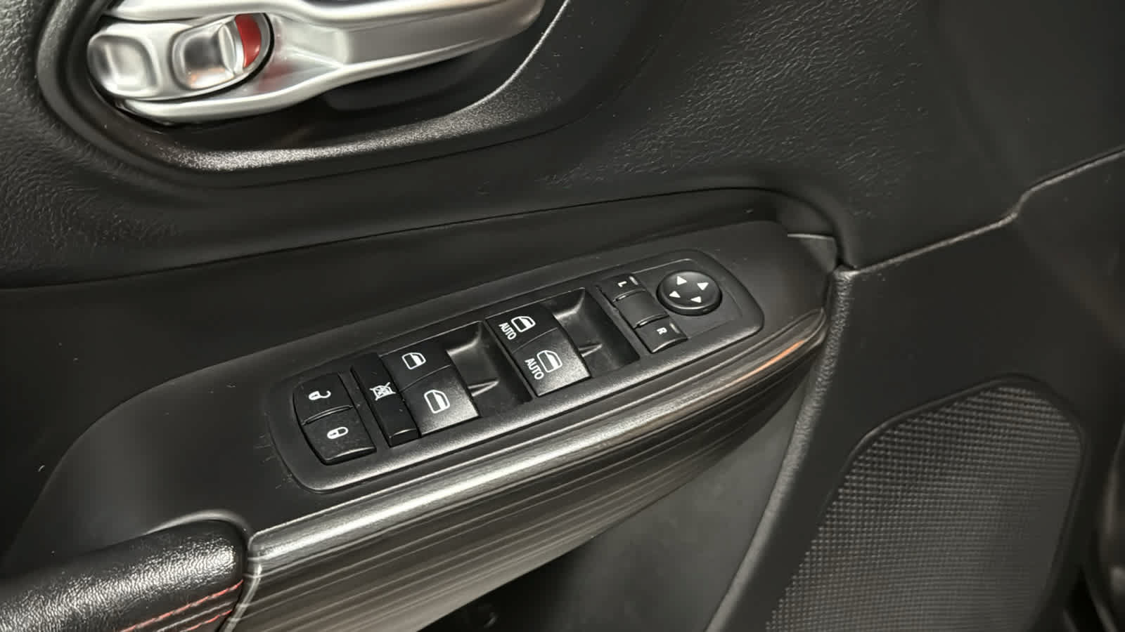 Used 2015 Jeep Cherokee Trailhawk w/ Leather Interior Group AWD/4WD image 21