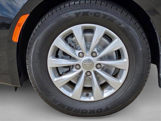 Used 2019 Chrysler Pacifica Touring-L FWD image 22