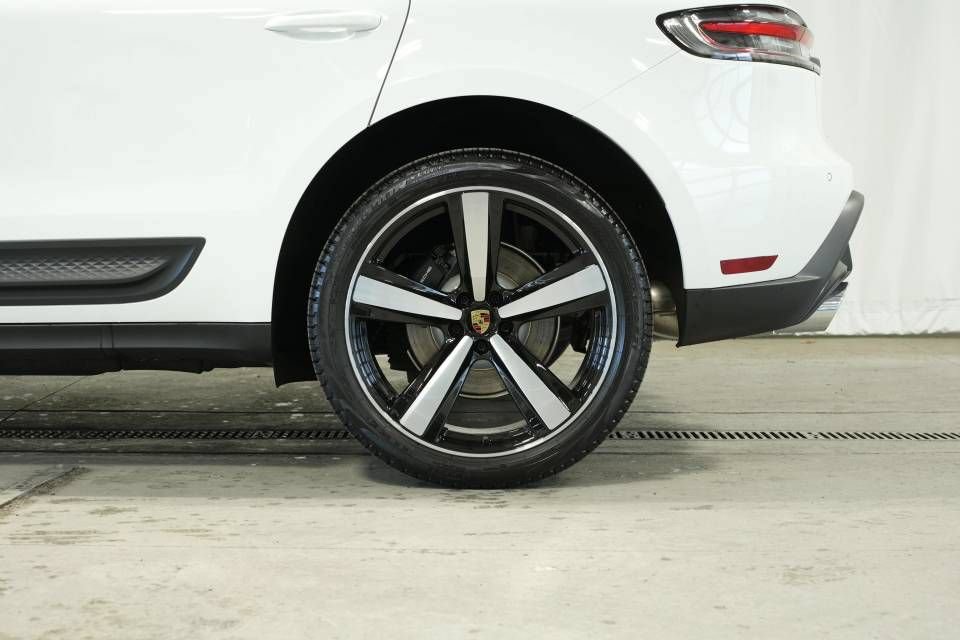 Certified 2026 Porsche Macan AWD/4WD image 41