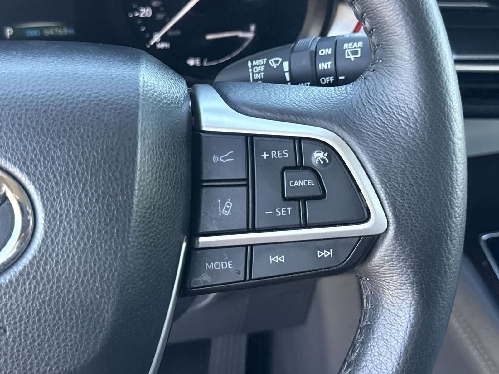 Used 2024 Toyota Sienna XLE FWD image 28