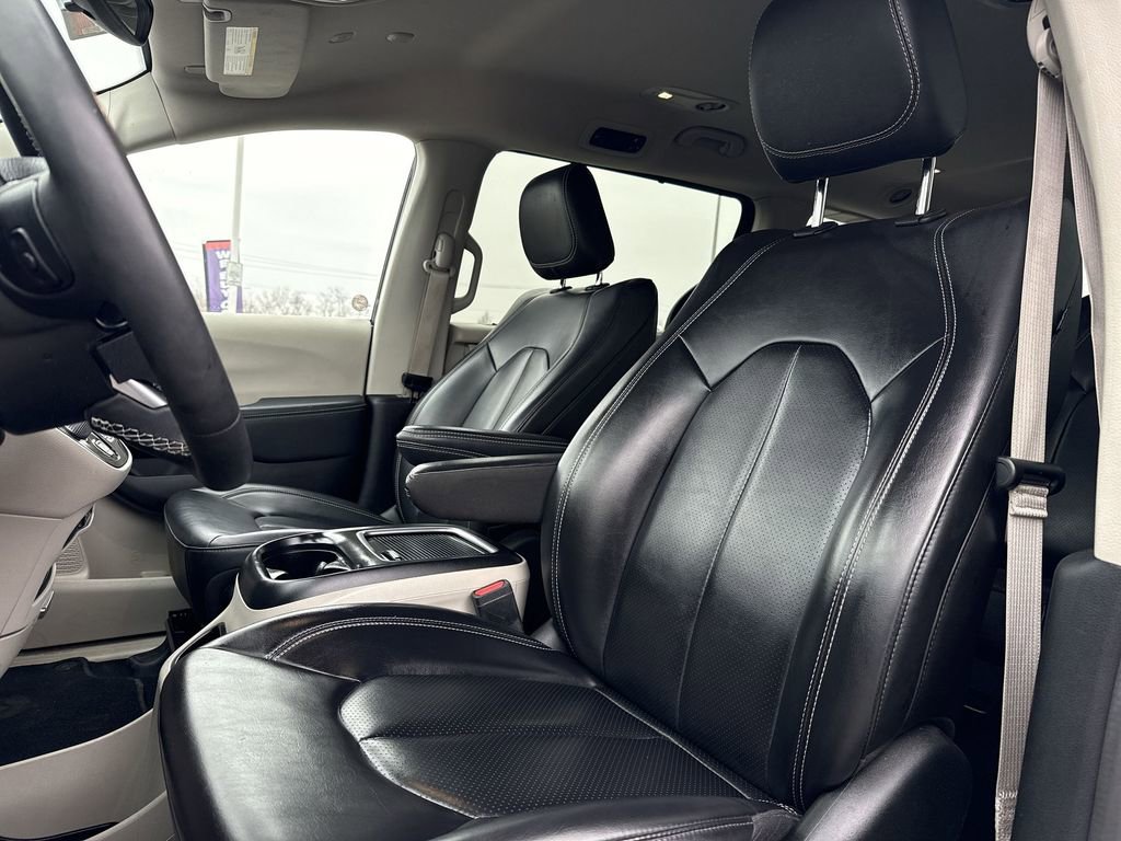 Used 2023 Chrysler Pacifica Touring-L image 13