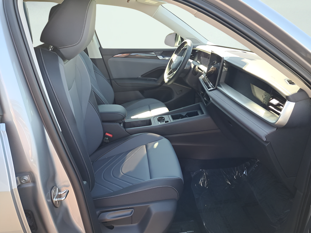 New 2025 Volkswagen Tiguan SE FWD image 18