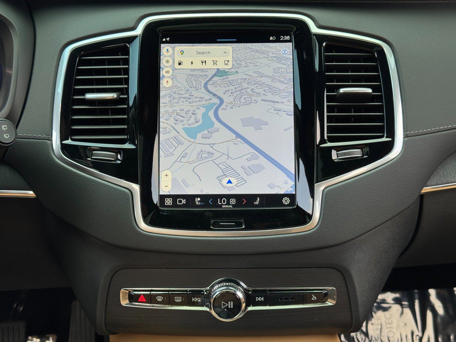 Used 2024 Volvo XC90 T8 Ultimate w/ Lounge Package image 21