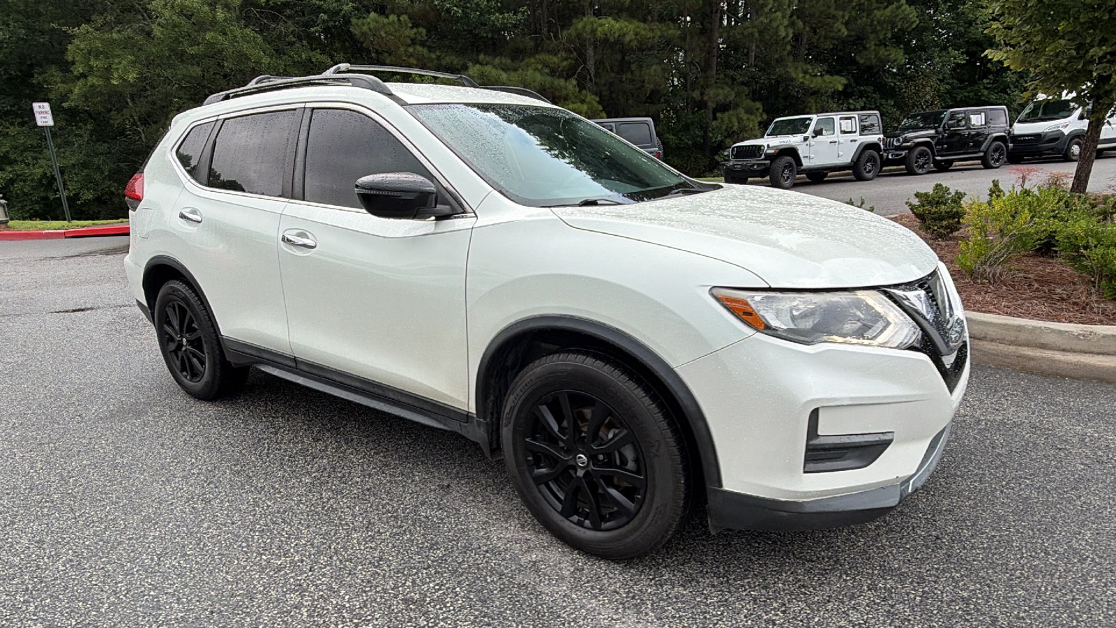Used 2017 Nissan Rogue SV w/ Midnight Edition FWD image 5