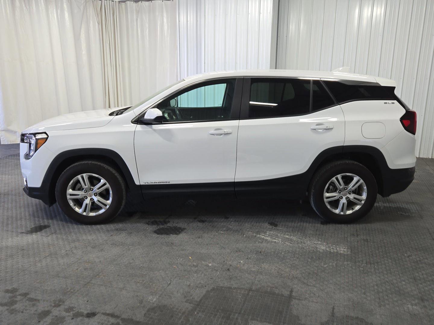 Used 2024 GMC Terrain SLE image 3