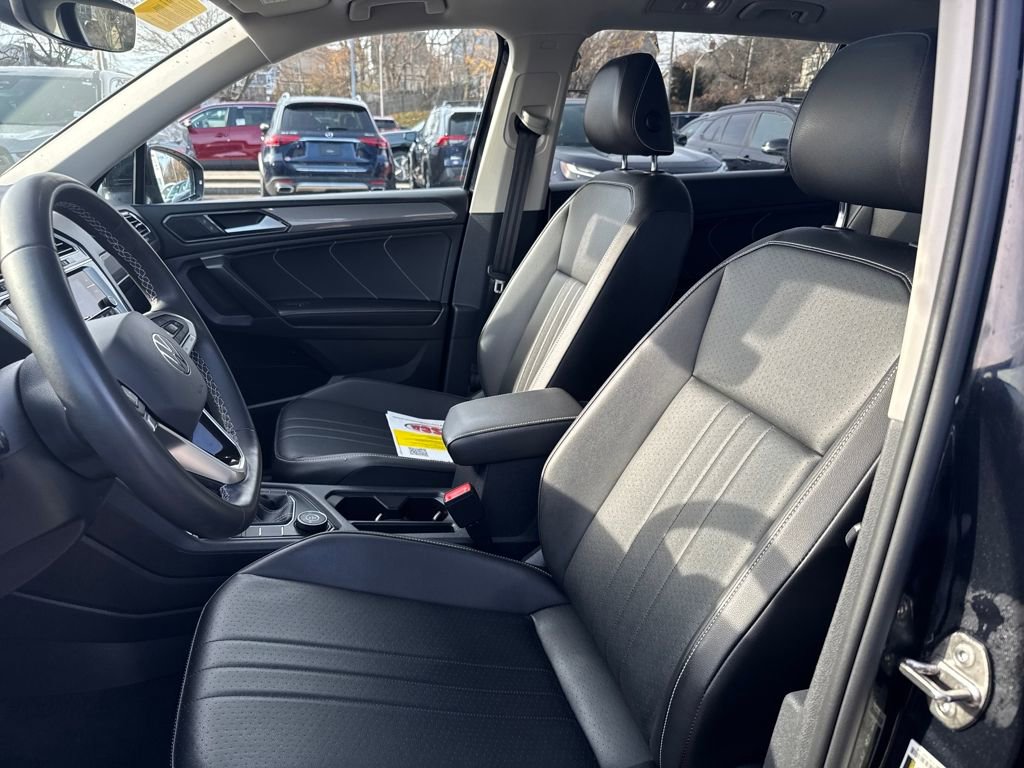 Used 2022 Volkswagen Tiguan SE w/ Panoramic Sunroof Package image 16