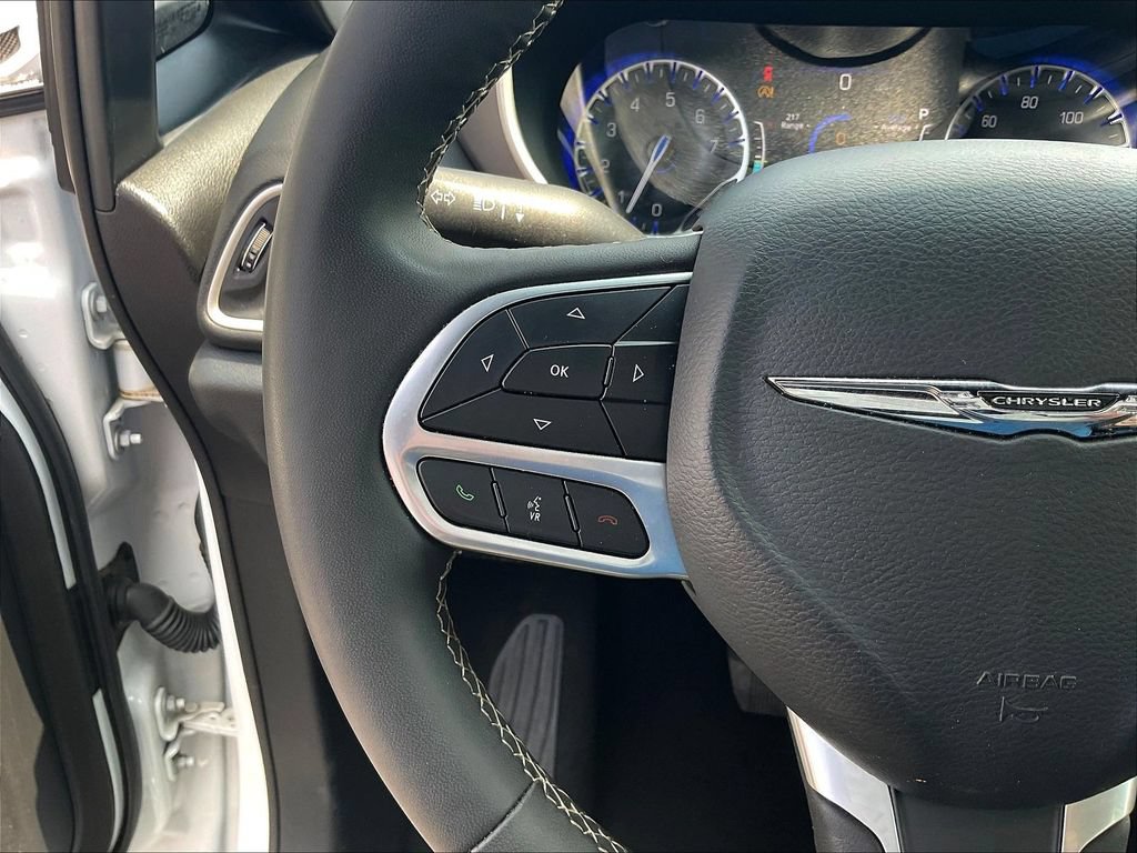 Used 2025 Chrysler Pacifica Select FWD image 11