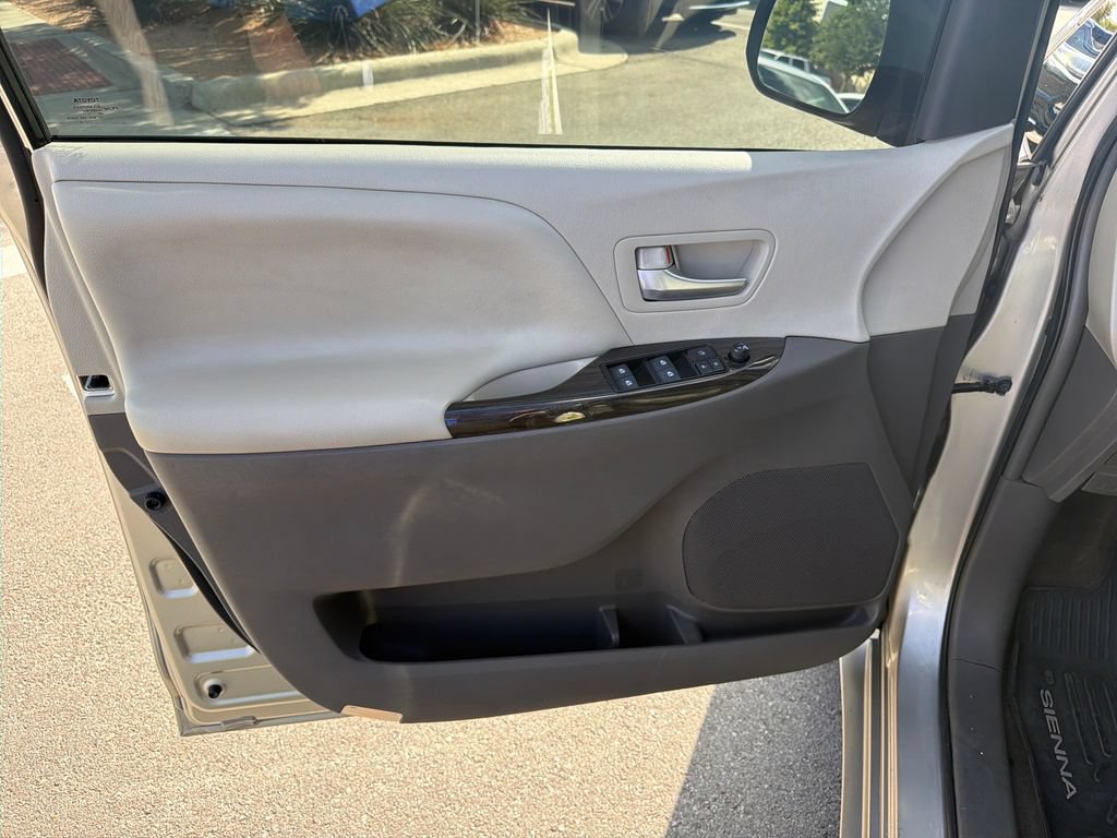 Used 2017 Toyota Sienna XLE w/ XLE Navigation Package FWD image 14