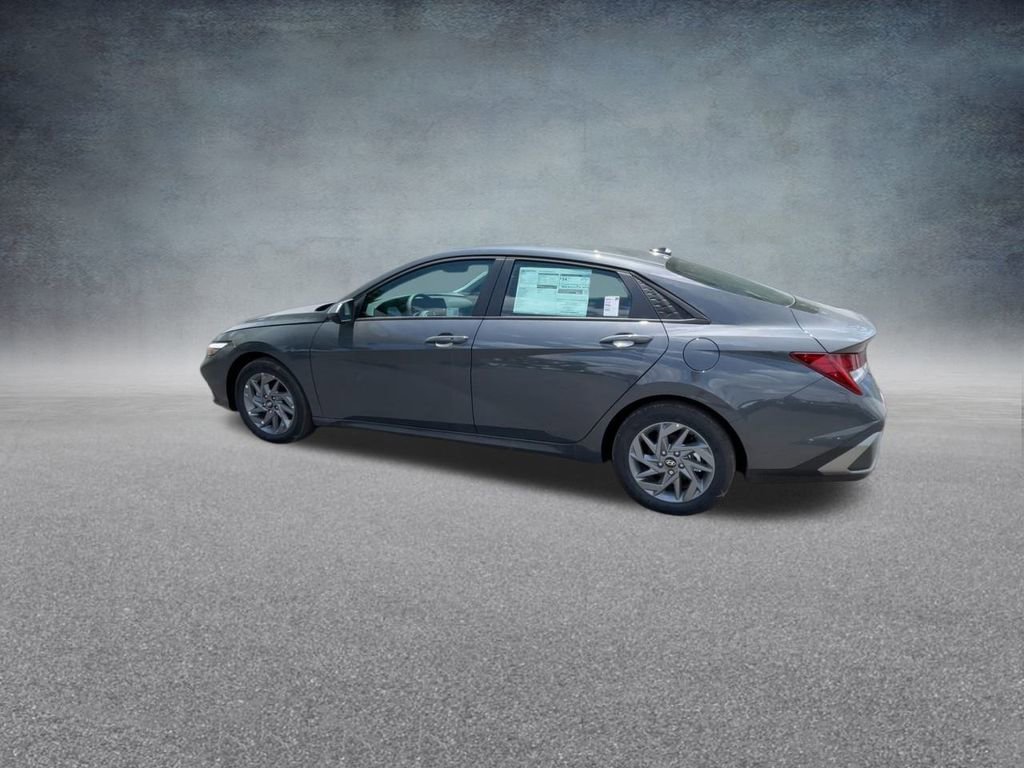Used 2025 Hyundai Elantra Blue image 16