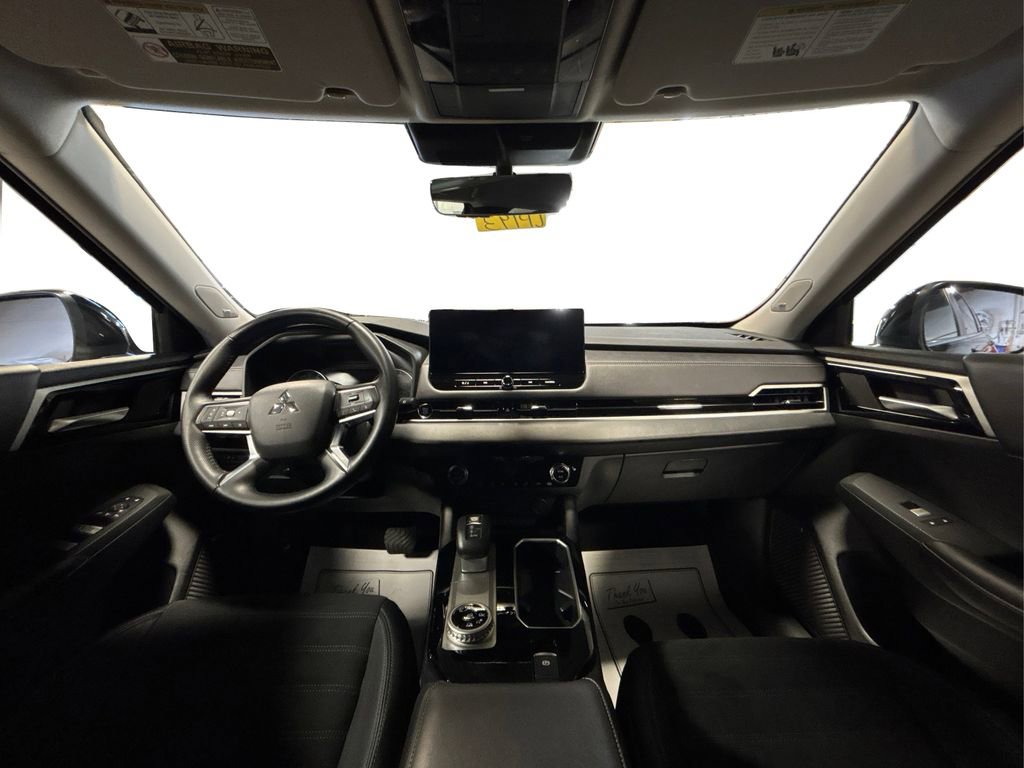 Used 2025 Mitsubishi Outlander SE image 31