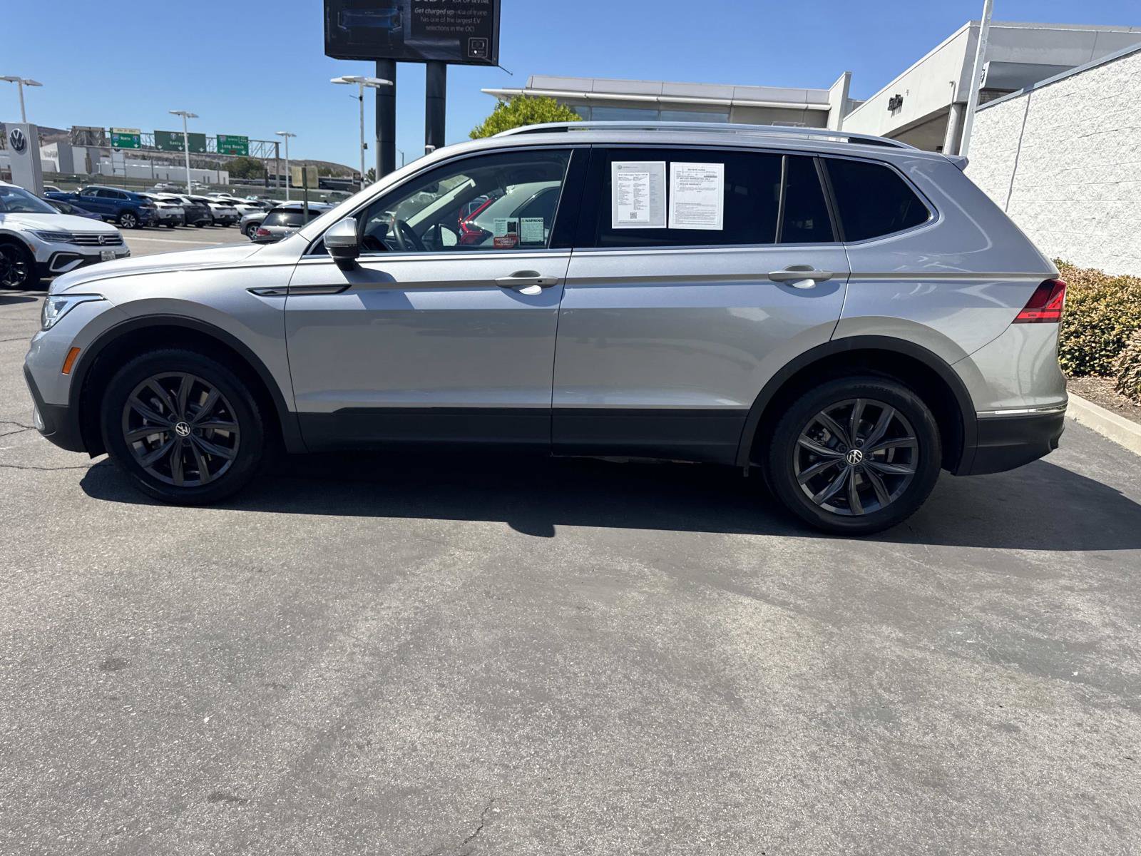 Certified 2024 Volkswagen Tiguan SE FWD image 2