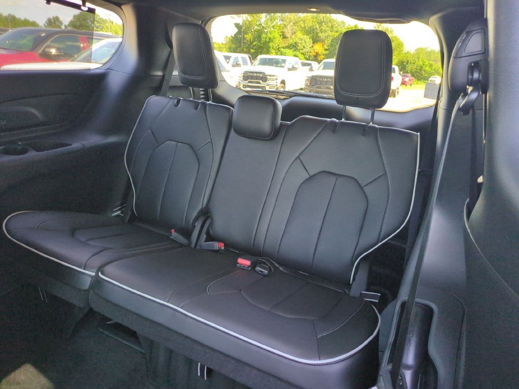 New 2027 Chrysler Pacifica Limited FWD image 31