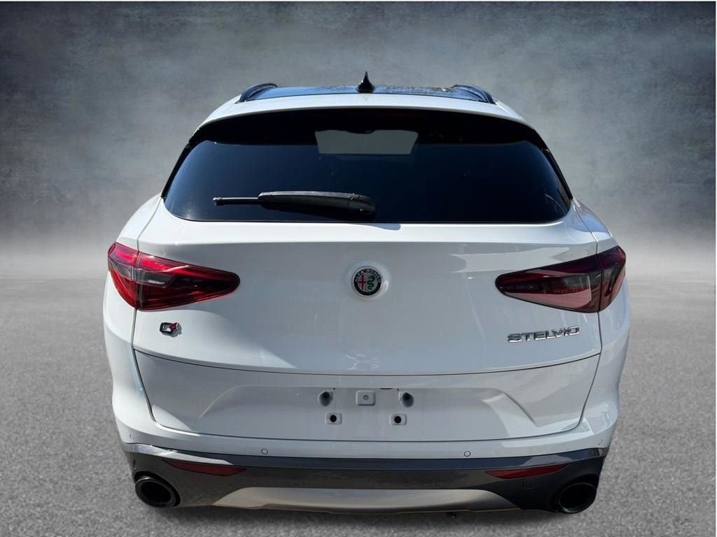 Used 2023 Alfa Romeo Stelvio Ti image 4