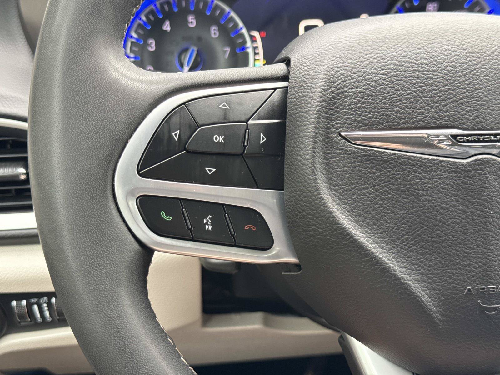 Used 2024 Chrysler Pacifica Touring-L FWD image 15